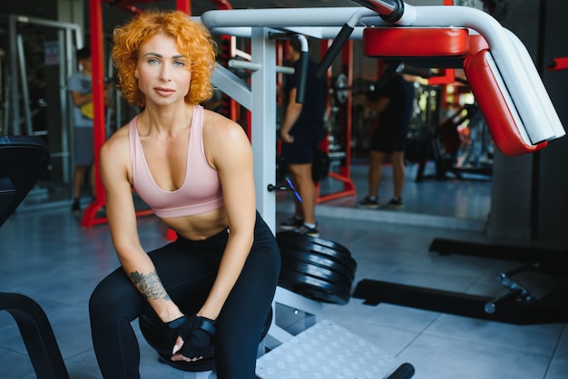 Ragazza di sport in abiti sportivi in palestra