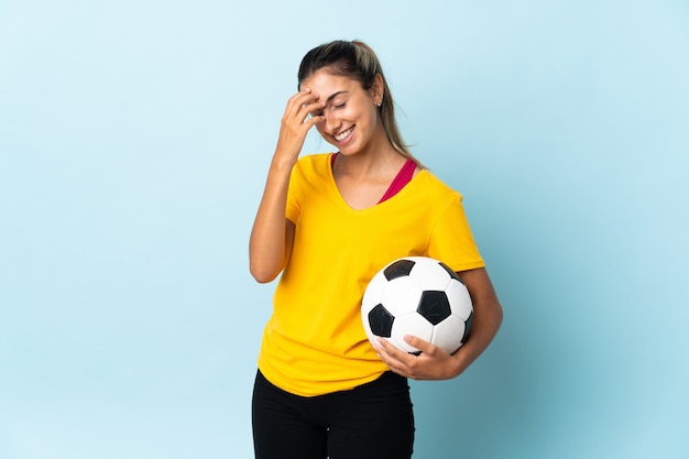 Ragazza di sport su sfondo isolato