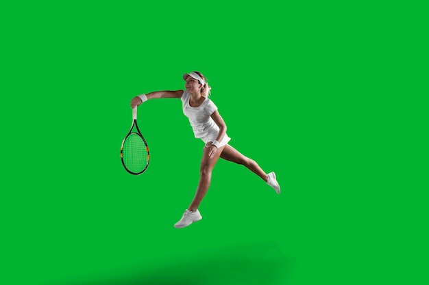 Ragazza di tennis su schermo verde