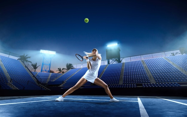 Ragazza di tennis su un campo da tennis professionale