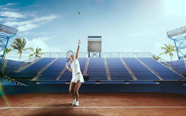 Ragazza di tennis su un campo da tennis professionale