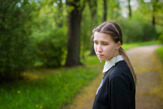 Ragazza di Turgenev in una giornata di sole nel parco