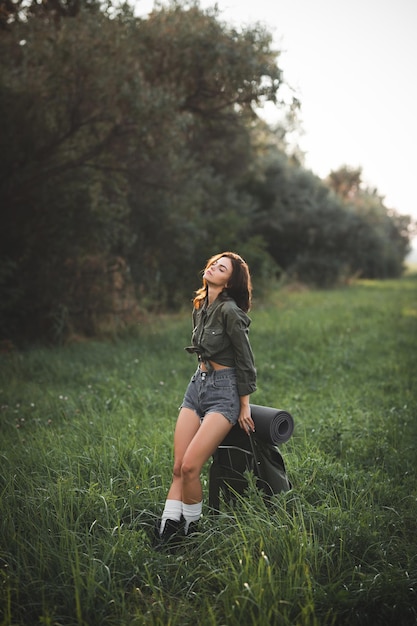 Ragazza di viaggio da sola che fa un'escursione con uno zaino Fuga di fine settimana di vacanza di stile di vita di viaggio avventuroso