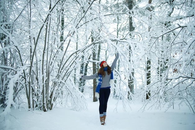 ragazza di viaggio invernale nella foresta