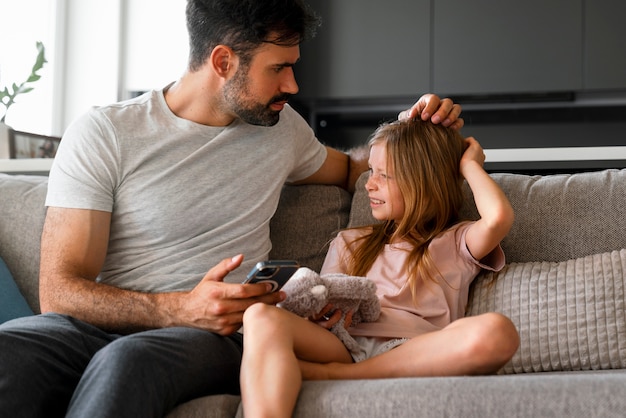 Ragazza di vista frontale che sperimenta prurito