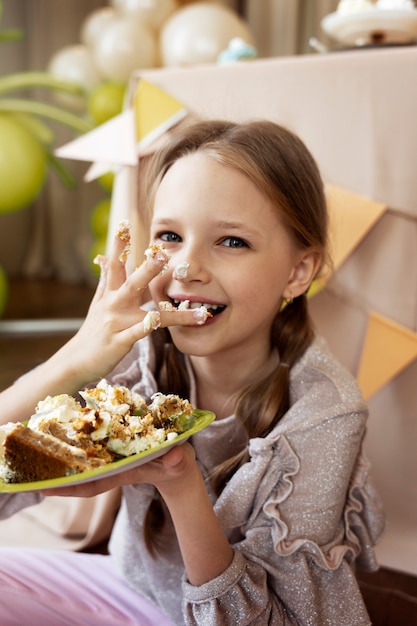 Ragazza di vista laterale che mangia la torta