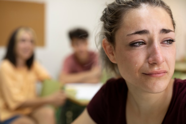 Ragazza di vista laterale vittima di bullismo a scuola