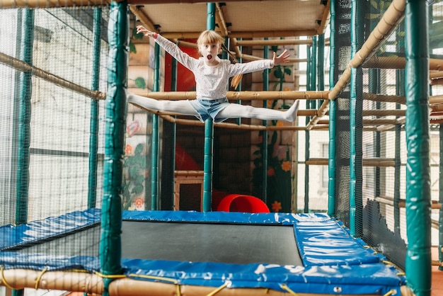 Ragazza divertente che salta sul trampolino, centro giochi