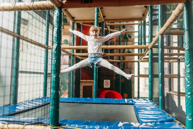 Ragazza divertente che salta sul trampolino, centro giochi