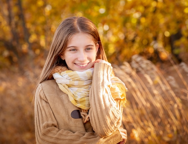 Ragazza divertente con foglia d'autunno