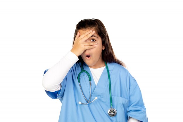 Ragazza divertente con l'uniforme blu del medico