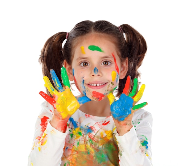 Ragazza divertente con le mani e la faccia piena di vernice