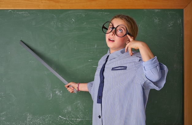 Ragazza divertente del bambino al costume dell&#39;insegnante della scuola