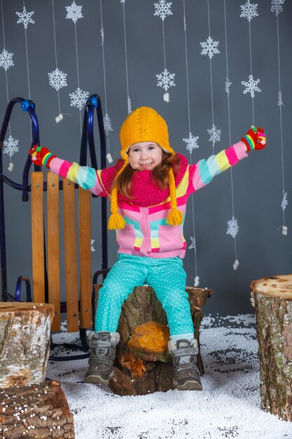 Ragazza divertente in abiti invernali