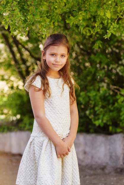 Ragazza dolce anf dretty bambino nel parco di primavera