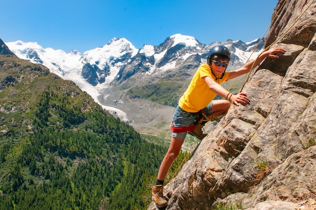 Ragazza durante un corso di arrampicata in alta montagna