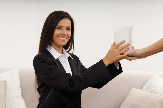 Ragazza durante una pausa pranzo tagliatelle