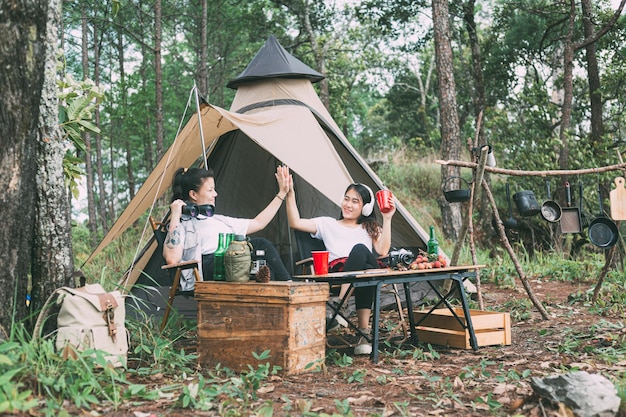 Ragazza e amici in campeggio nella foresta