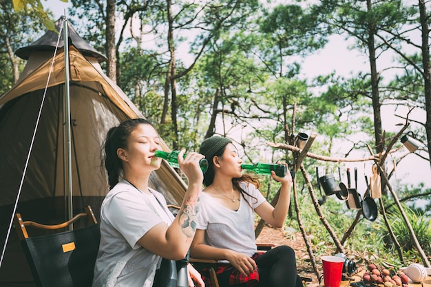 Ragazza e amici in campeggio nella foresta