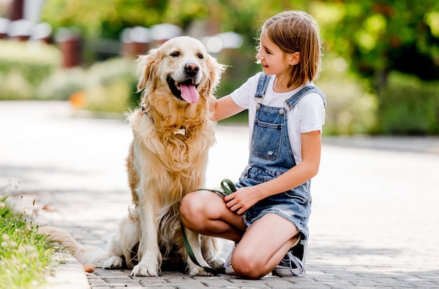 Ragazza e cane da golden retriever