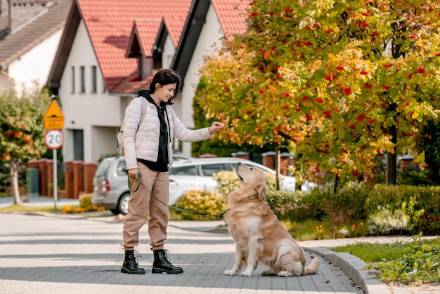 Ragazza e cane da golden retriever