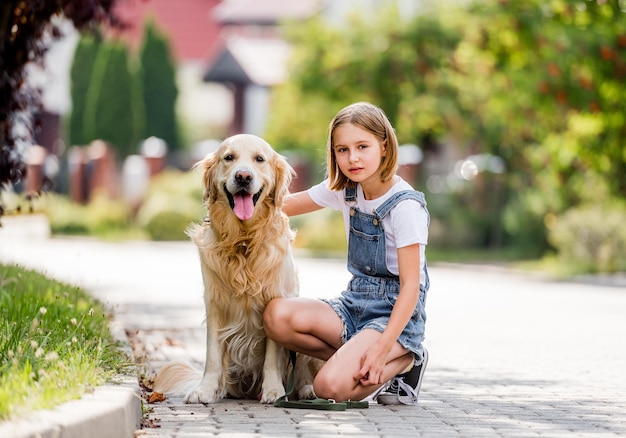 Ragazza e cane da golden retriever