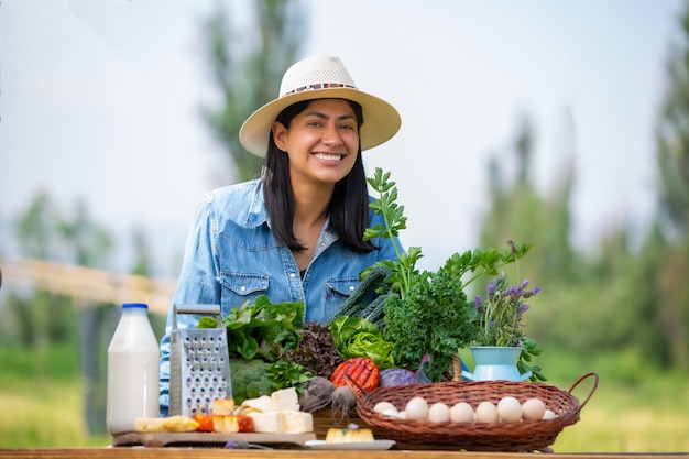 ragazza e cesto di verdure fresche