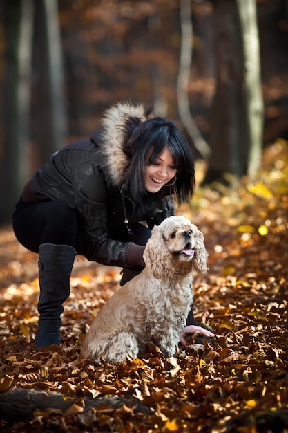 Ragazza e cocker spaniel