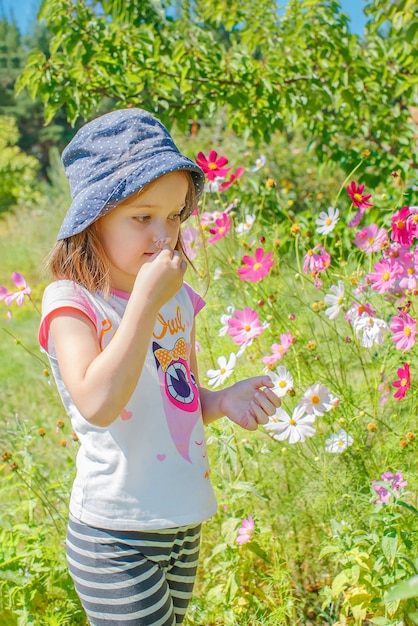 ragazza e fiori in giardino