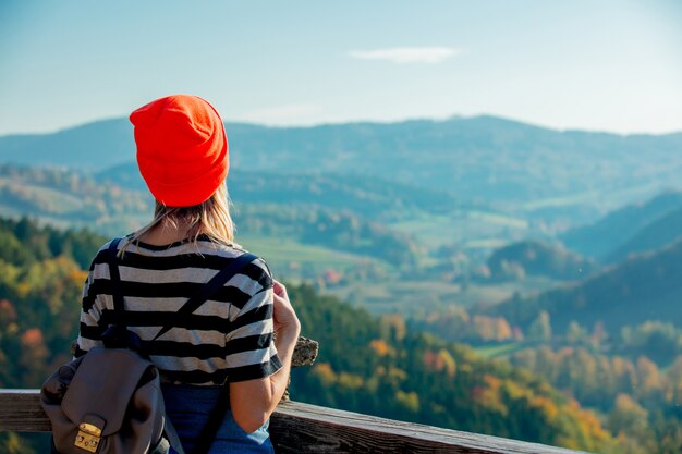 Ragazza e foresta di stile con le montagne