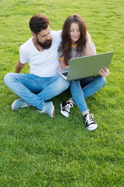 Ragazza e hipster uomo con laptop all'aperto concetto di sviluppo web