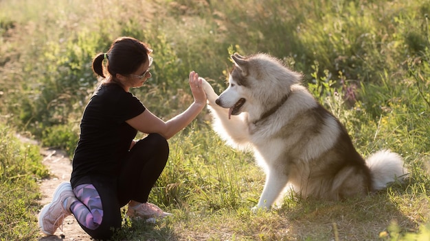 Ragazza e husky fuori