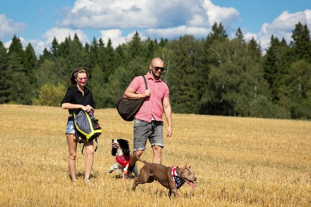 Ragazza e l&#39;uomo con il cane