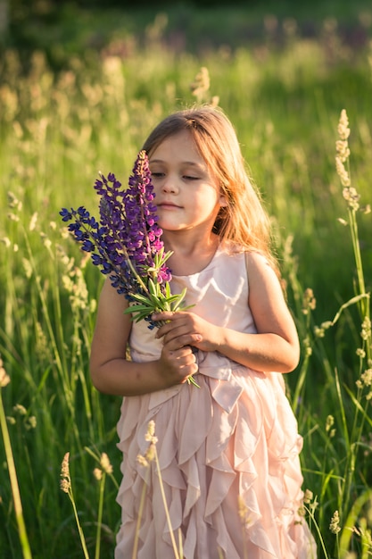 ragazza e lupino fiore in natura