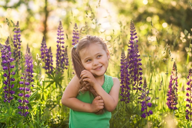 ragazza e lupino fiore in natura