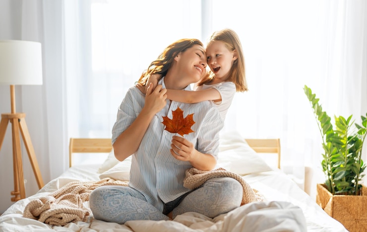 Foto ragazza e madre che si godono una mattina di sole