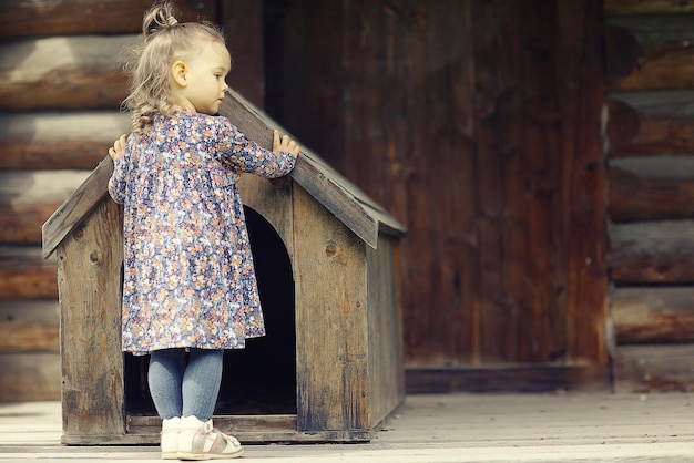 ragazza e piccolo cane, casa del cane