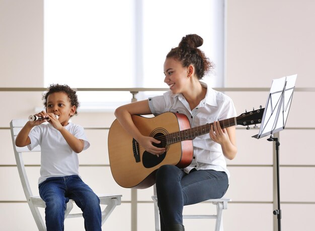 Ragazza e ragazzino che giocano su strumenti musicali