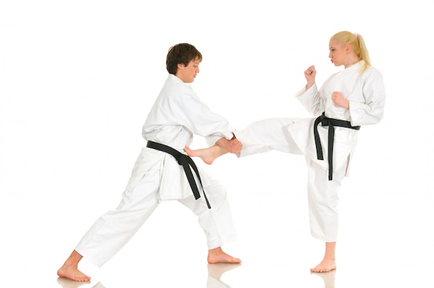 Ragazza e ragazzo che praticano il karate