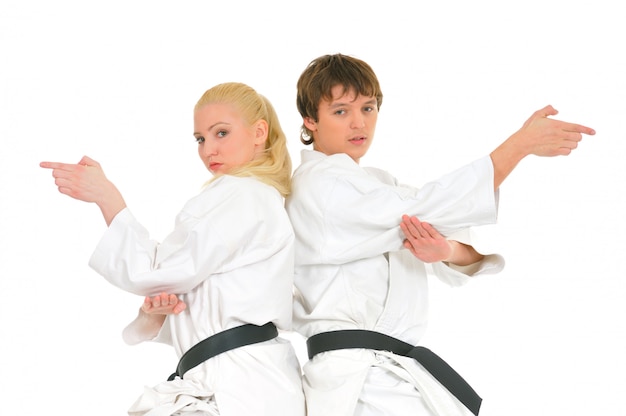 Ragazza e ragazzo che praticano il karate