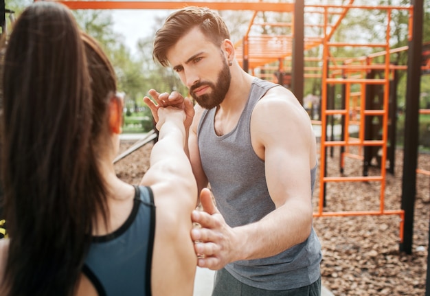 Ragazza e ragazzo in piedi fuori