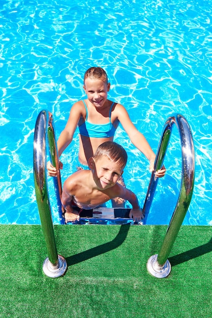 Ragazza e ragazzo nella piscina del resort