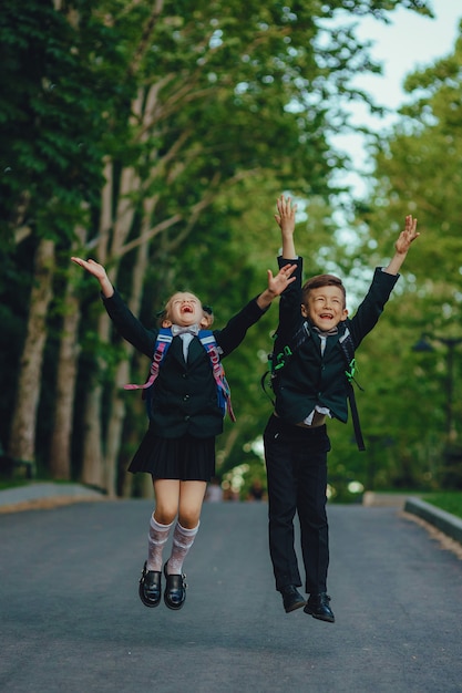 Ragazza e ragazzo vestito in uniforme scolastica