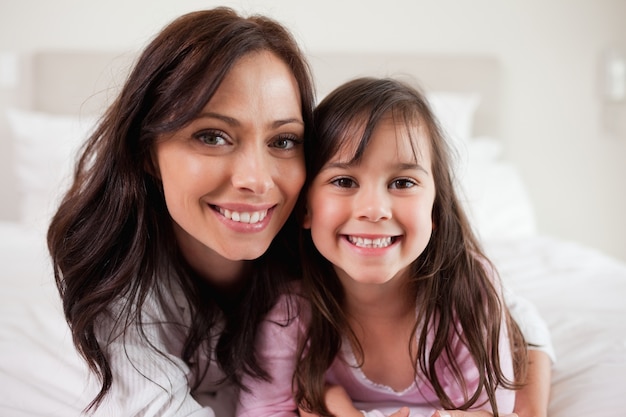 Ragazza e sua madre sdraiata su un letto