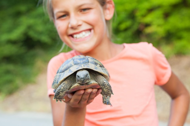 Ragazza e tartaruga