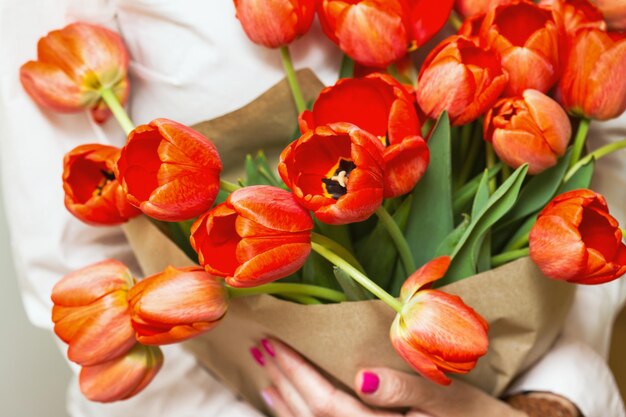 Ragazza e tulipani