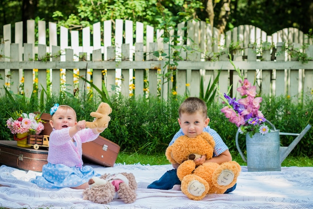 Ragazza e un ragazzo in giardino