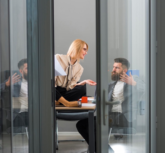 Ragazza e uomo barbuto lavorano insieme in ufficio Ragazza e uomo scrivono la collaborazione del business plan per il successo