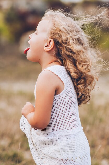 ragazza emotiva all&#39;aperto