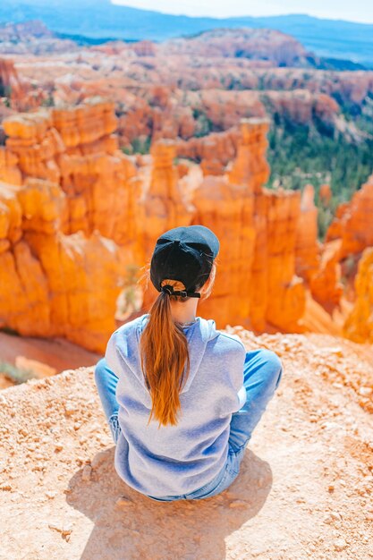 Ragazza escursionista a Bryce Canyon escursione rilassante guardando la vista straordinaria durante l'escursione in viaggio estivo nel Bryce Canyon National Park Utah Stati Uniti